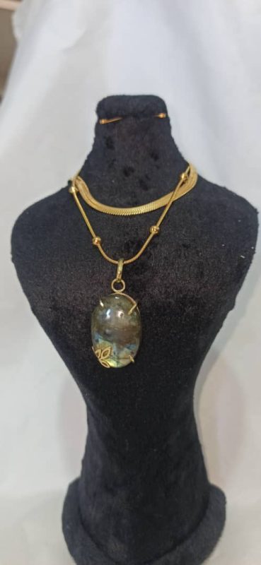 گردن آویز برنج با گوهر سنگ زیبای لابرادوریت به همراه زنجیر استیل رنگ ثابت