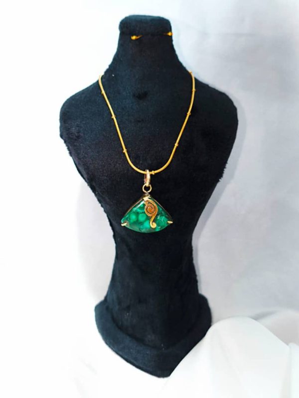 گردن آویز برنج با گوهر سنگ زیبای مالاکیت به همراه زنجیر استیل رنگ ثابت